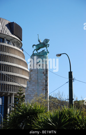 La Nuova Zelanda il Parlamento o alveare in una giornata di sole, inclusa la parte superiore del monumento ai caduti in guerra con cielo blu chiaro Foto Stock