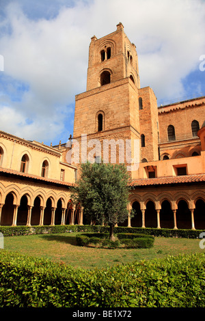 Nel Chiostro della Cattedrale di Monreale in Sicilia Italia Foto Stock