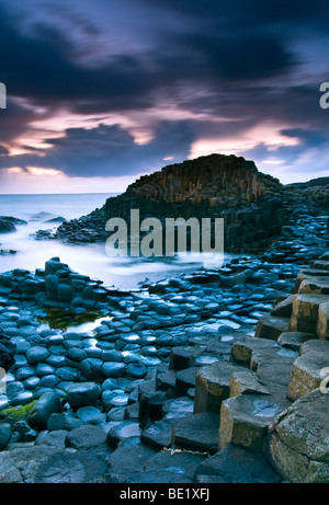 Tramonto al Giant's Causeway, Patrimonio Costa, County Antrim, Irlanda del Nord Foto Stock