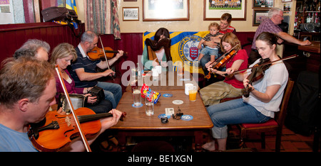 La musica tradizionale irlandese Sessione, Tulla, Irlanda Foto Stock