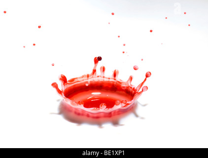 Gocciolina di inchiostro impatto ad alta velocità tecnica fotografica che mostra coronet che si forma dopo una gocciolina colpisce la superficie di un liquido Foto Stock