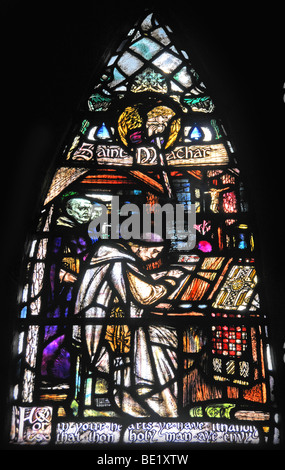 Una delle vetrate colorate raffiguranti San Machar nella vecchia San Machar Cathedral in Aberdeen, Scozia. Foto Stock