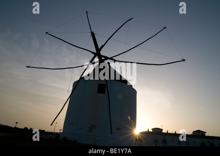 Spagna,antichi mulini a vento in Vejer de la Frontera, vicino a Trafalgar,Costa de la Luz Foto Stock