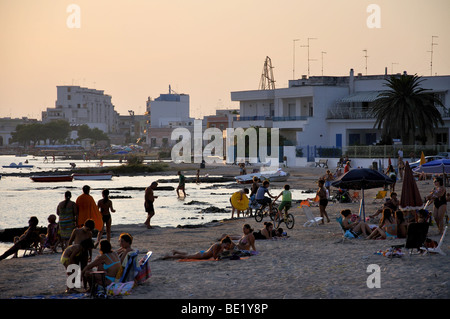 Beach Resort e al tramonto, Porto Cesareo, Taranto Provincia, Regione Puglia, Italia Foto Stock