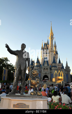 MAGIC KINGDOM A WALT DISNEY WORLD - 11 aprile: Statua di Wald Disney e Topolino a Disney World a Orlando, Florida, su Ap Foto Stock