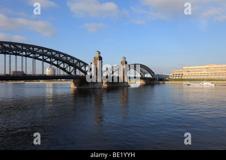 Il ponte di Pietro il Grande. San Pietroburgo, Federazione russa. Foto Stock