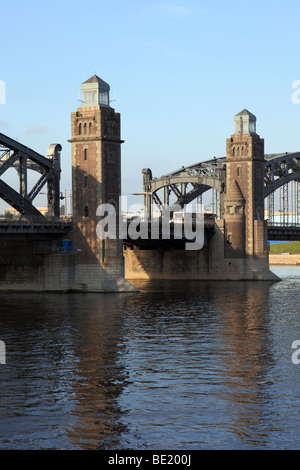 Il ponte di Pietro il Grande. San Pietroburgo, Federazione russa. Foto Stock