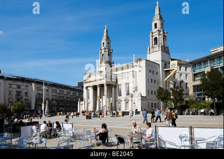 Ristorante in Millennium Square con la Sala Civica di dietro, Leeds, West Yorkshire, Inghilterra Foto Stock