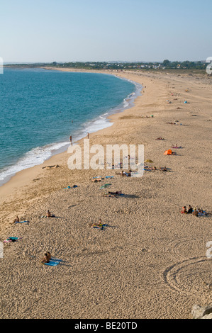 Spagna. I turisti sulle spiagge dal faro intorno a Capo Trafalgar, dove ebbe luogo la famosa battaglia nel 1805 Foto Stock