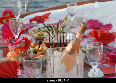 Diversi tipi di frutta, formaggi,e champagne sulla tavola di partito Foto Stock