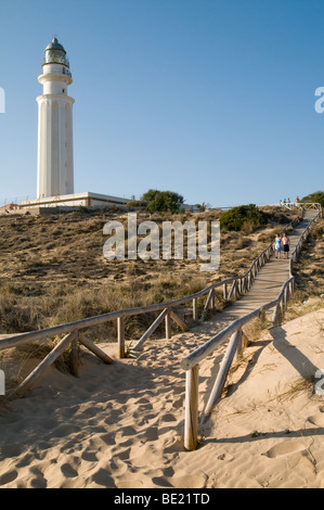 Spagna. I turisti sulle spiagge dal faro intorno a Capo Trafalgar, dove ebbe luogo la famosa battaglia nel 1805 Foto Stock