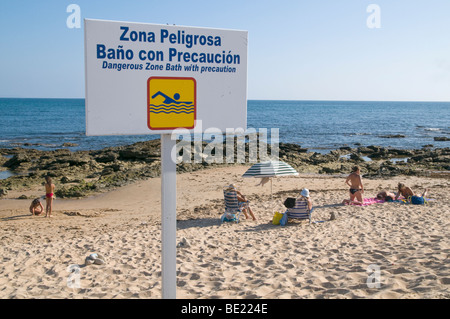 Spagna. I turisti sulle spiagge dal faro intorno a Capo Trafalgar, dove ebbe luogo la famosa battaglia nel 1805 Foto Stock