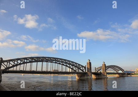 Il ponte di Pietro il Grande. San Pietroburgo, Federazione russa. Foto Stock