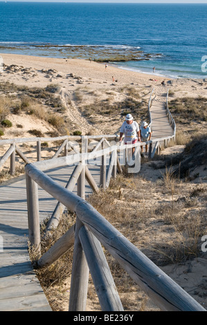 Spagna. I turisti sulle spiagge dal faro intorno a Capo Trafalgar, dove ebbe luogo la famosa battaglia nel 1805 Foto Stock