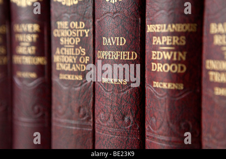 Una fila di libri di Charles Dickens compresi David Copperfield. Foto Stock