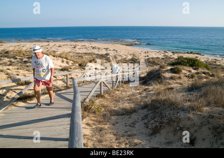 Spagna. I turisti sulle spiagge dal faro intorno a Capo Trafalgar, dove ebbe luogo la famosa battaglia nel 1805 Foto Stock