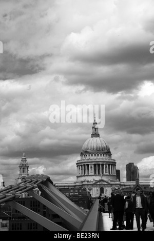 Guardando attraverso il Millennium Bridge presso la Cattedrale di St Paul Foto Stock