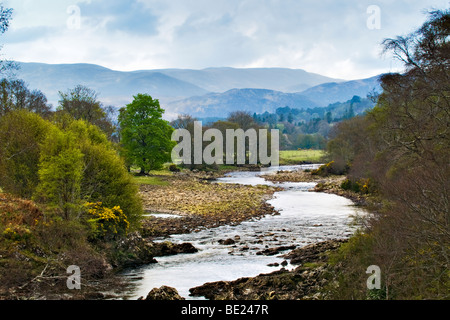 Fiume Carron con sponde rocciose tra Ardgay e Amatnatua Sutherland Scozia Scotland Foto Stock