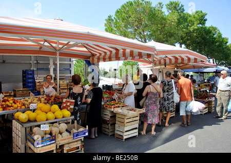 Bancarelle gastronomiche al mercato del sabato, Ostuni, provincia di Brindisi, regione Puglia, Italia Foto Stock