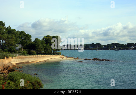 Vista di riviere de St Philibert dalla Plage de la Manneresse, La Trinite Sur Mer, del Morbihan, della Britannia, Francia, Europa Foto Stock