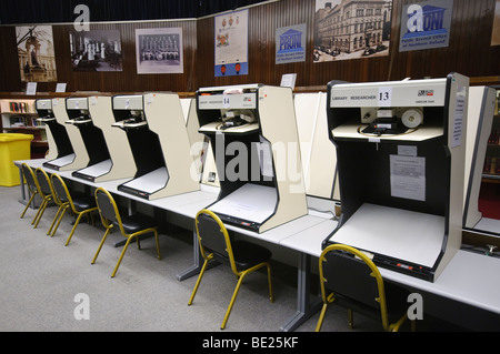 Lettori di microfilm a PRONI, Public Records Office per l'Irlanda del Nord. Foto Stock