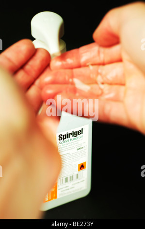 Il personale medico utilizzare Spirigel gel di alcool per pulire le mani Foto Stock