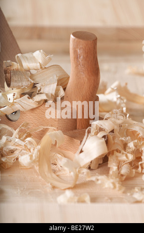 Close-up del piano sulla superficie di legno con trucioli di legno Foto Stock