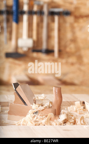 Close-up del piano sulla superficie di legno con strumenti in background Foto Stock