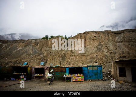 I fornitori lungo la Karakoram Highway tra Tashkurgan, la Cina e il Khunjerab Pass. Foto Stock