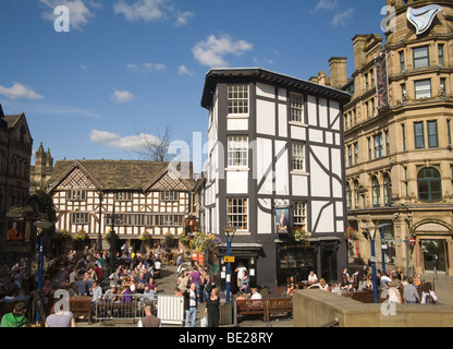 Manchester Inghilterra clienti del Regno Unito del vecchio Wellington Inn e Sinclairs Oyster Bar seduto fuori nel sole nel centro città Foto Stock