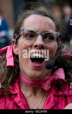 Femmina performer di strada Ashbourne Streetfest internazionale 2009 teatro di strada e Arts Festival di Ashbourne Derbyshire Foto Stock