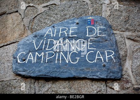 Un segno per un Aire de vidange campeggio auto o camper service area in Mont-Louis nei Pirenei in Francia Foto Stock