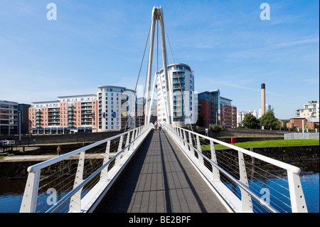 Passerella e moderni appartamenti sul fiume Aire nel ristrutturato area di Clarence Dock, Leeds, West Yorkshire, Inghilterra Foto Stock