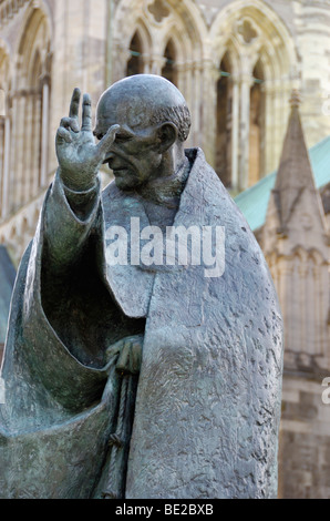 Statua di San Richard da Philip Jackson fuori Chichester Cathedral, Sussex, England, Regno Unito Foto Stock