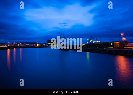 La Scozia, Edimburgo, Leith. Imbarcazione attraccata a Leith Harbour con l'oceano-terminal shopping mall sul Leith Harbour Foto Stock