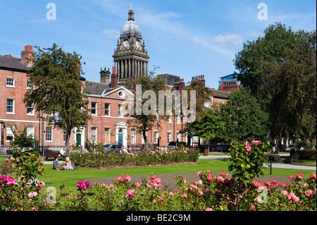 Park Square con il Municipio di clock tower dietro, Leeds, West Yorkshire, Inghilterra Foto Stock