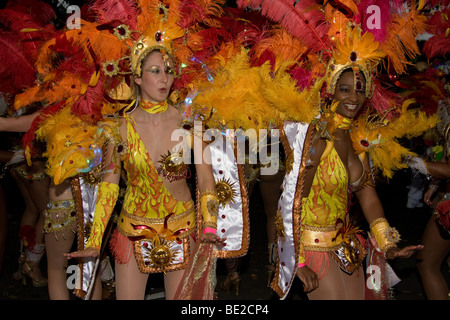 Brasil brasiliano costume peacock samba etnici ballerino Thames festival carnevale di notte Londra Inghilterra Regno Unito Europa Foto Stock