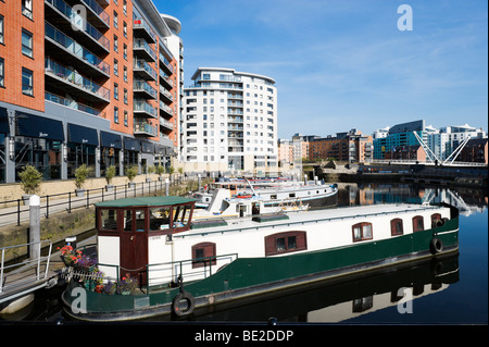 Case galleggianti e moderni appartamenti sul fiume Aire nel ristrutturato area di Clarence Dock, Leeds, West Yorkshire, Inghilterra Foto Stock