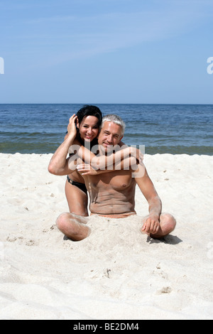 Coppia matura costeggiata sulla spiaggia Foto Stock