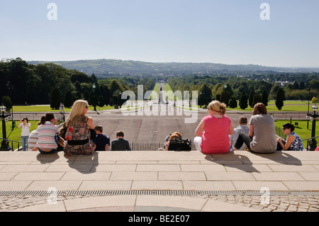 Udienza pubblica sulla scalinata del Parlamento edifici, Stormont, Belfast, guardando verso il basso lungo il vialetto verso il Carson statua Foto Stock