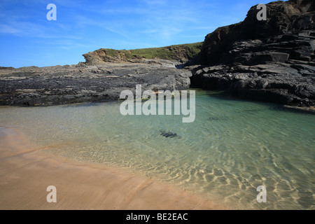 Rock pool a Harlyn Bay - surf beach - fine estate North Cornwall, England, Regno Unito Foto Stock