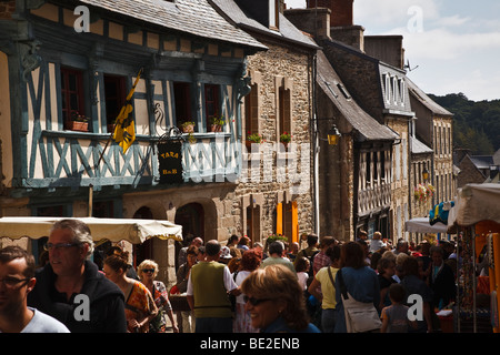 La folla affollano le strade strette del centro storico sul giorno di mercato a Tréguier, Côte d'Armor Bretagna, Francia Foto Stock