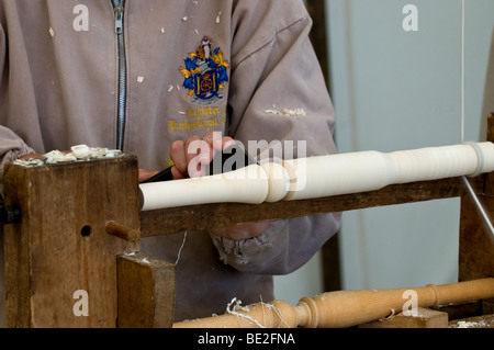 Un tradizionale bodger girando una sedia gamba su un tornio a Essex County Show. Foto di Gordon Scammell Foto Stock