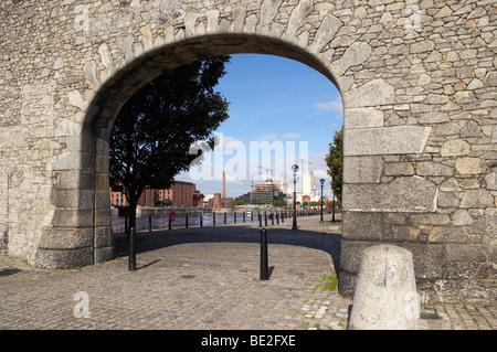 Guardando verso l'Albert Dock a Liverpool Regno Unito Foto Stock