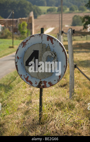 40 miglia a chilometri di cartello stradale nella campagna francese Foto Stock