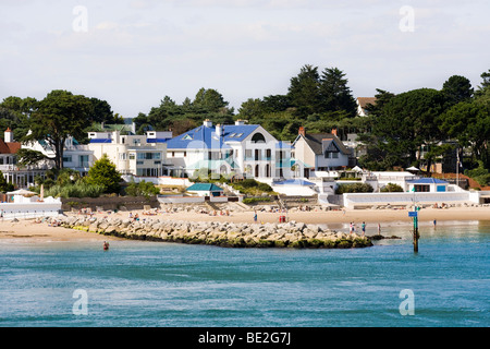 Lusso costoso proprietà fronte mare che costeggia il porto di Poole a barene, Poole, Dorset Foto Stock