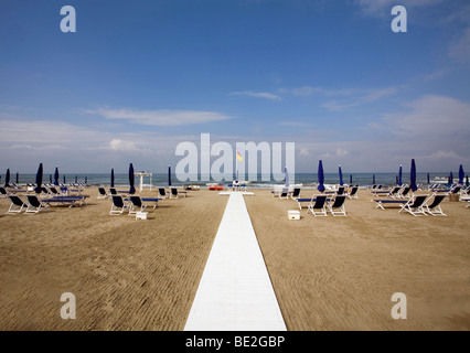 Forte dei Marmi spiaggia con un bianco passerella per il Mar Mediterraneo in Provenza della Toscana, Italia Foto Stock