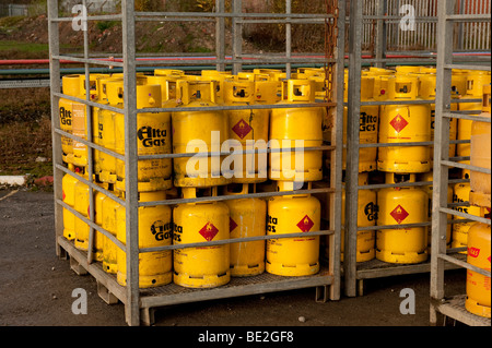 Il giallo di propano e butano cilindri in gabbie Foto Stock