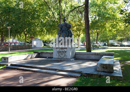 Regina Dona Maria II statua in Regina Dona Maria II Square. Vila Nova de Famalicão, Distretto di Braga, Portogallo Foto Stock