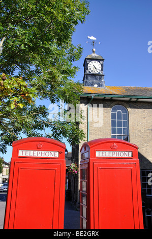 Town Hall e cabine telefoniche rosse, High Street, Stockbridge, Hampshire, Inghilterra, Regno Unito Foto Stock